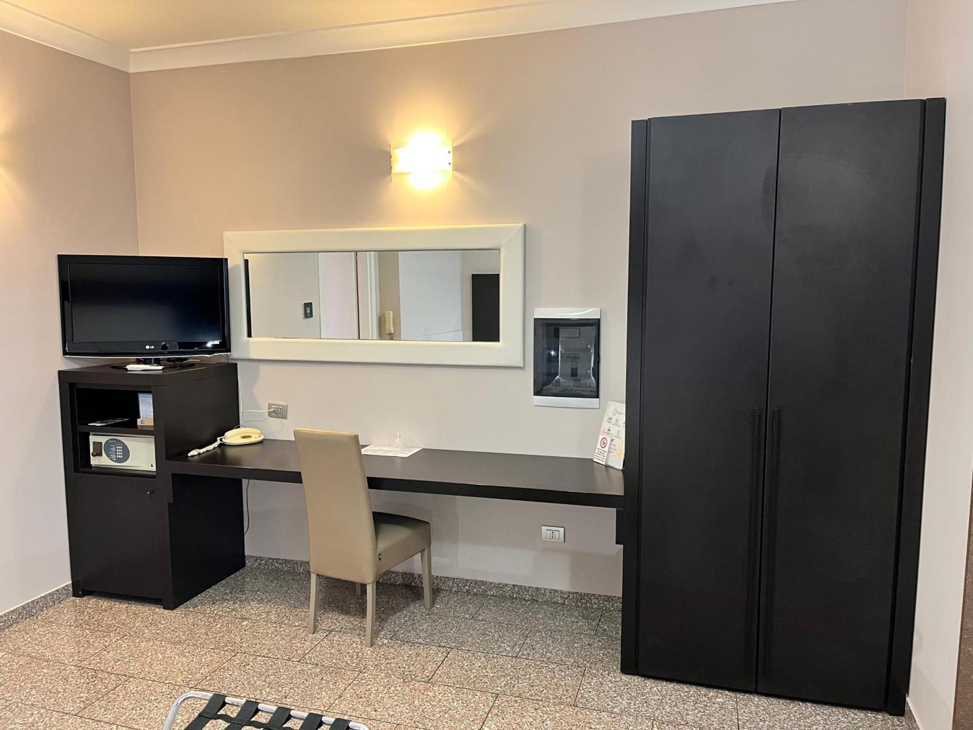 Eh Suites Rome Airport Euro House Hotels Fiumicino Kültér fotó